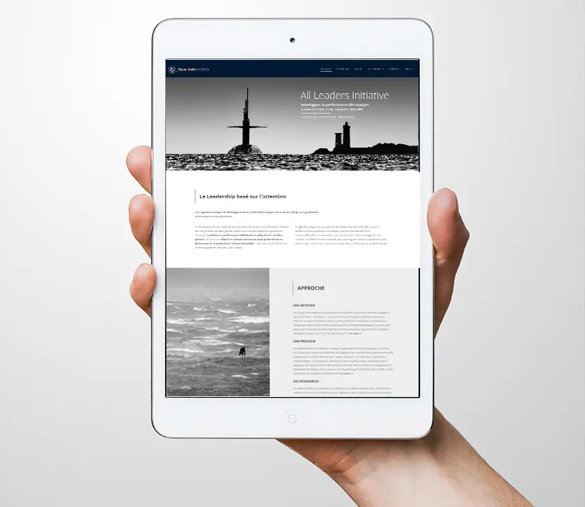 Site d'All Leaders Initiative sur une tablette tenue en main