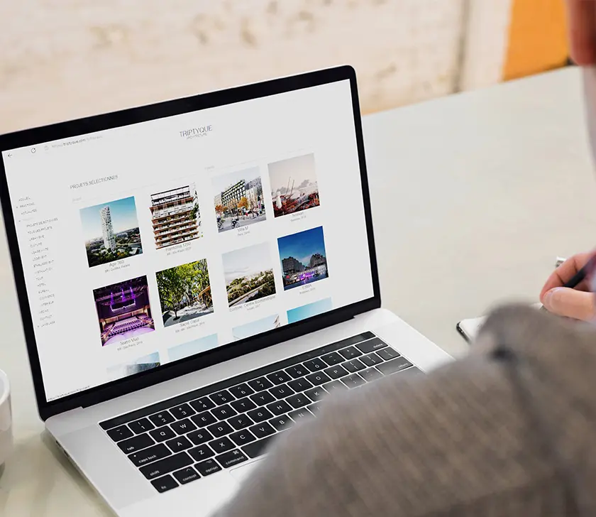 Page des projets du site Triptyque Architecture sur ordinateur portable