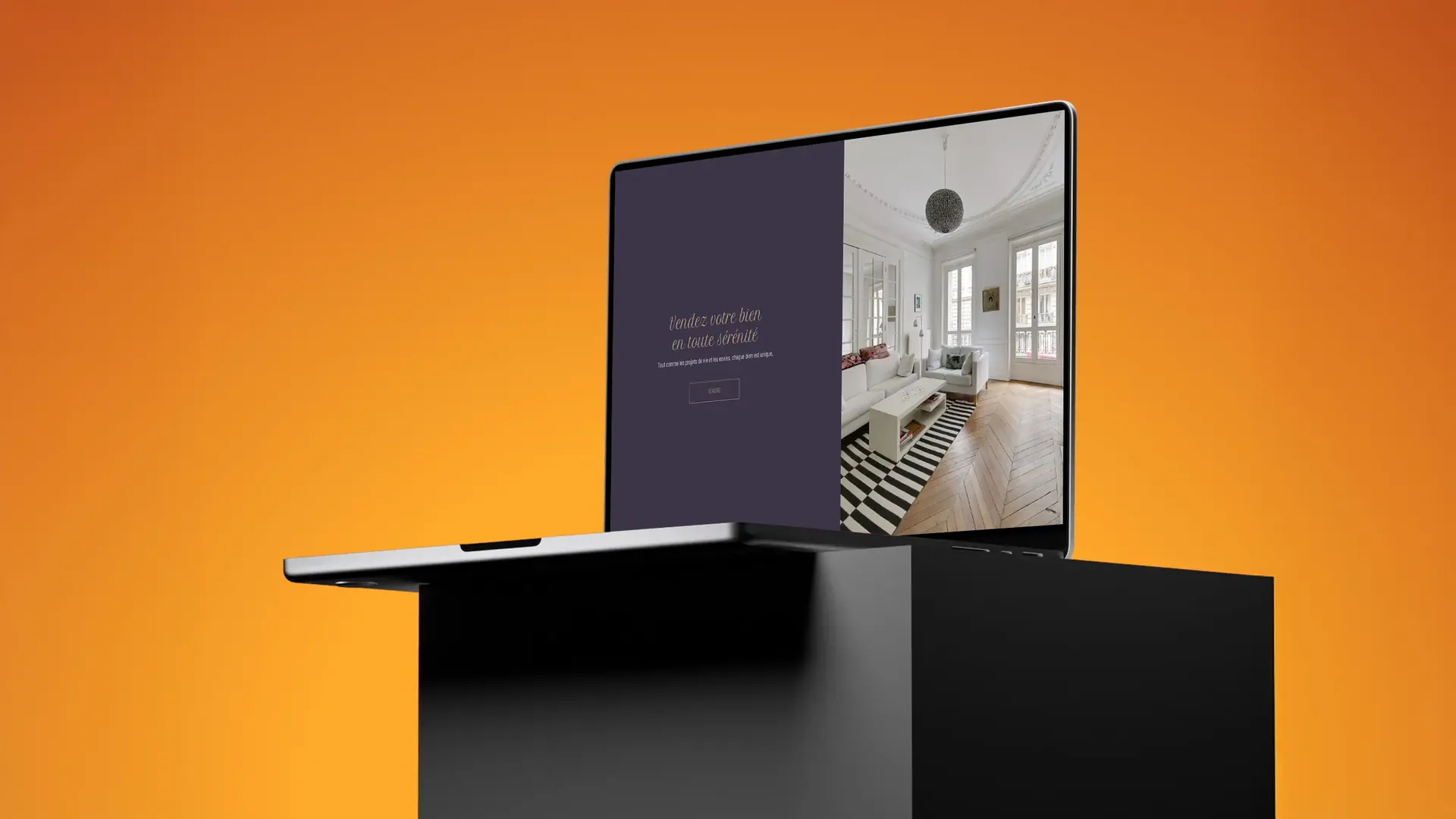 Site de Cazz Immobilier sur ordinateur portable : un appartement parisien en page d'accueil