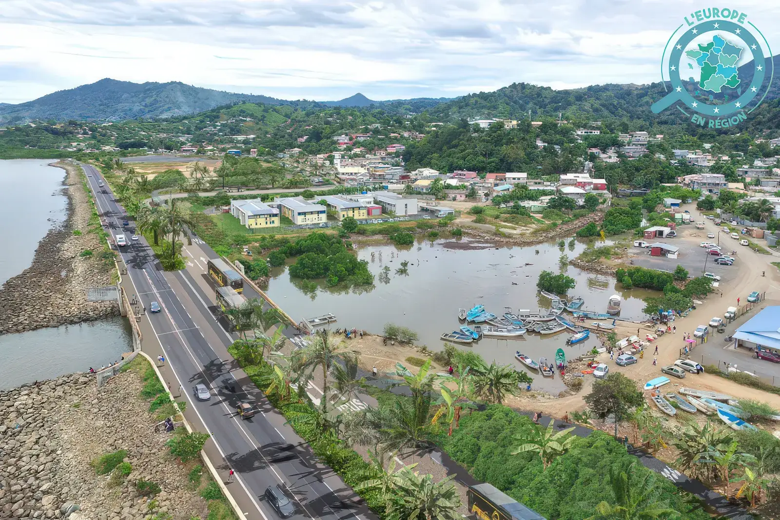Vue aérienne de Mayotte : route du littoral, port et village
