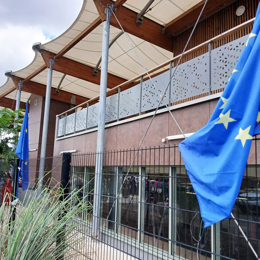 Bâtiment financé par l'Europe, drapeaux européens