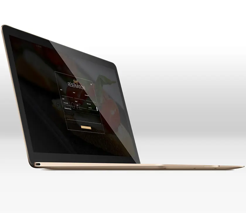 Site d'Il Nove sur ordinateur portable : page d'accueil sombre
