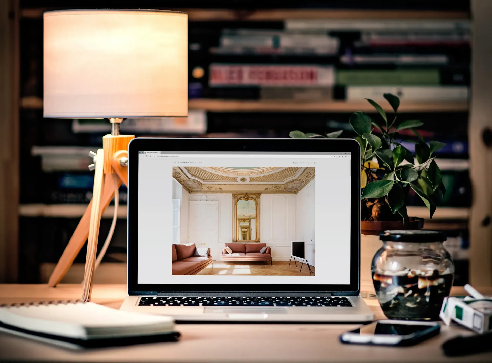 Site de Pièce d'Intérieur sur ordinateur portable : salon aux moulures